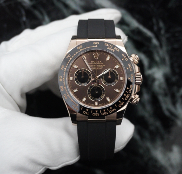 Rolex cosmograph Daytona in 18kt Everose gold with a chocolate and black dial on oyster flex