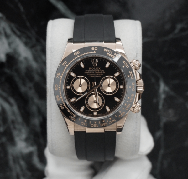 Rolex cosmograph Daytona in 18kt everose gold with chocolate dial and an oysterflex bracelet